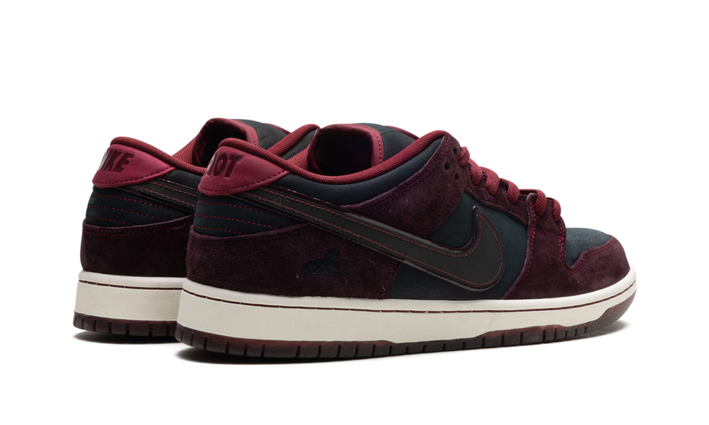 Nike SB Dunk Low 'Riot Skateshop' 4