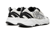 Yeezy Boost 700 MNVN Laceless Analog 4